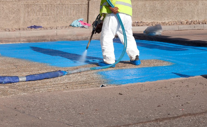 Impermeabilización de terraza con pintura azul en Bizkaia