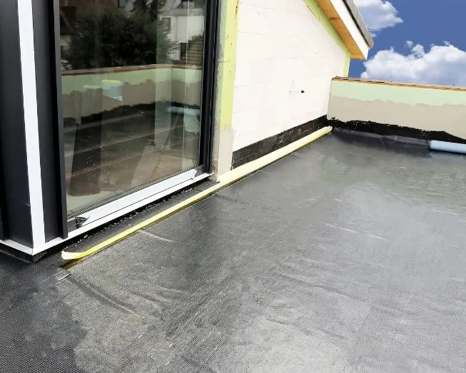 Membrana EPDM pegada en frío en una terraza exterior de Santurtzi