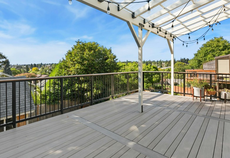 Terraza de madera con pérgola exterior · Bilbao